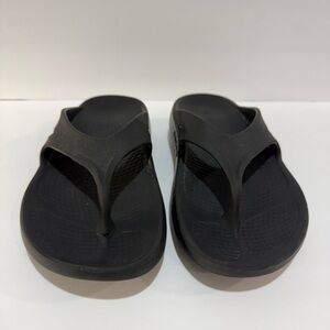 OOFOS Black Slip-On Recovery Flip Sandals women’s size 9